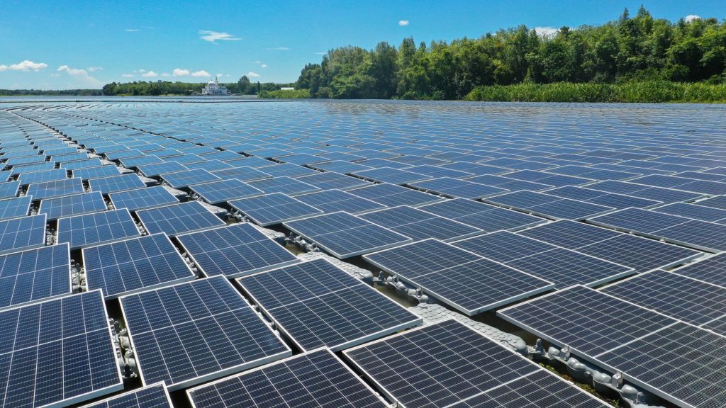 Floating solar moves from pilots to hydro-reservoir&nbsp;programmes